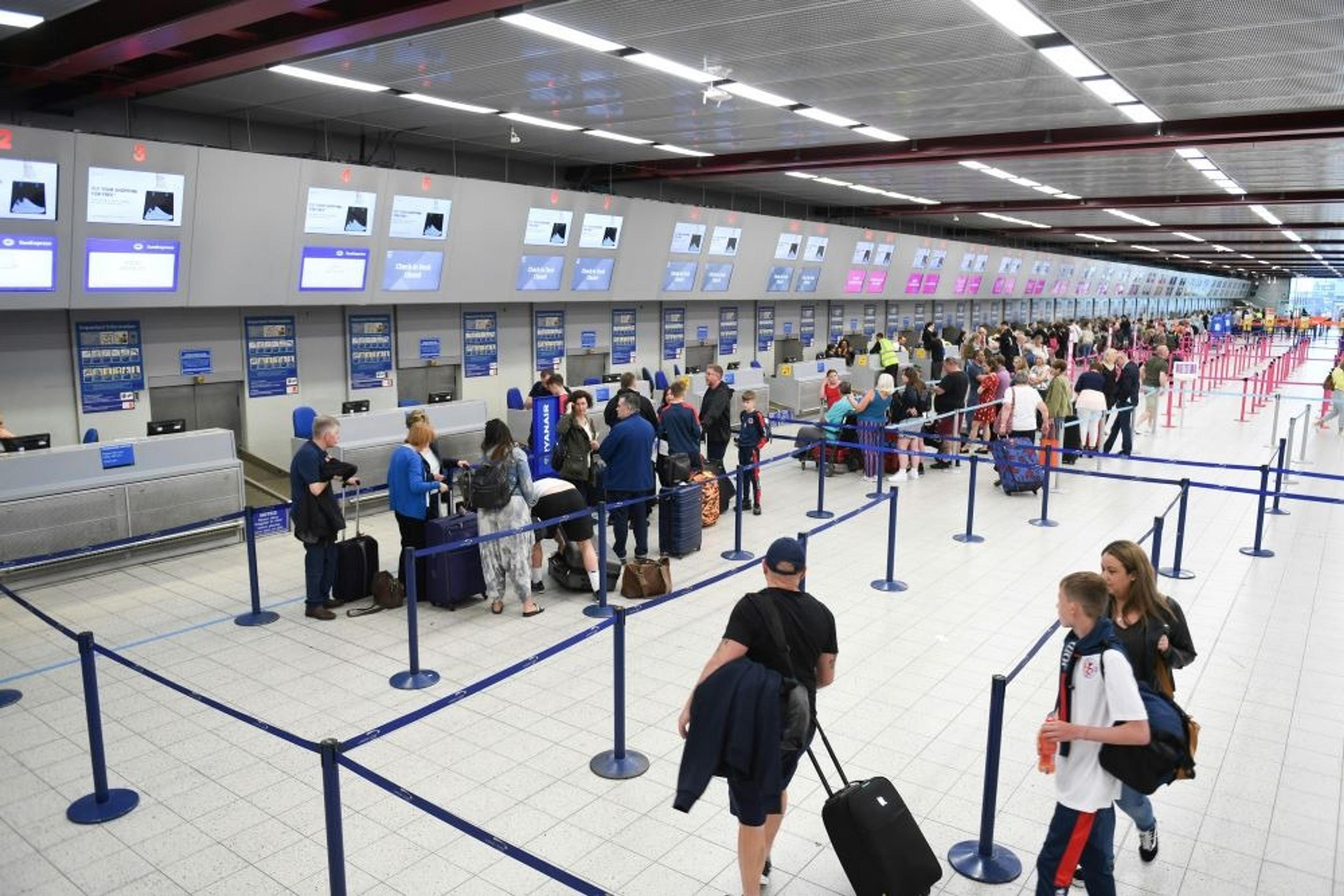 Queues at airport check-in