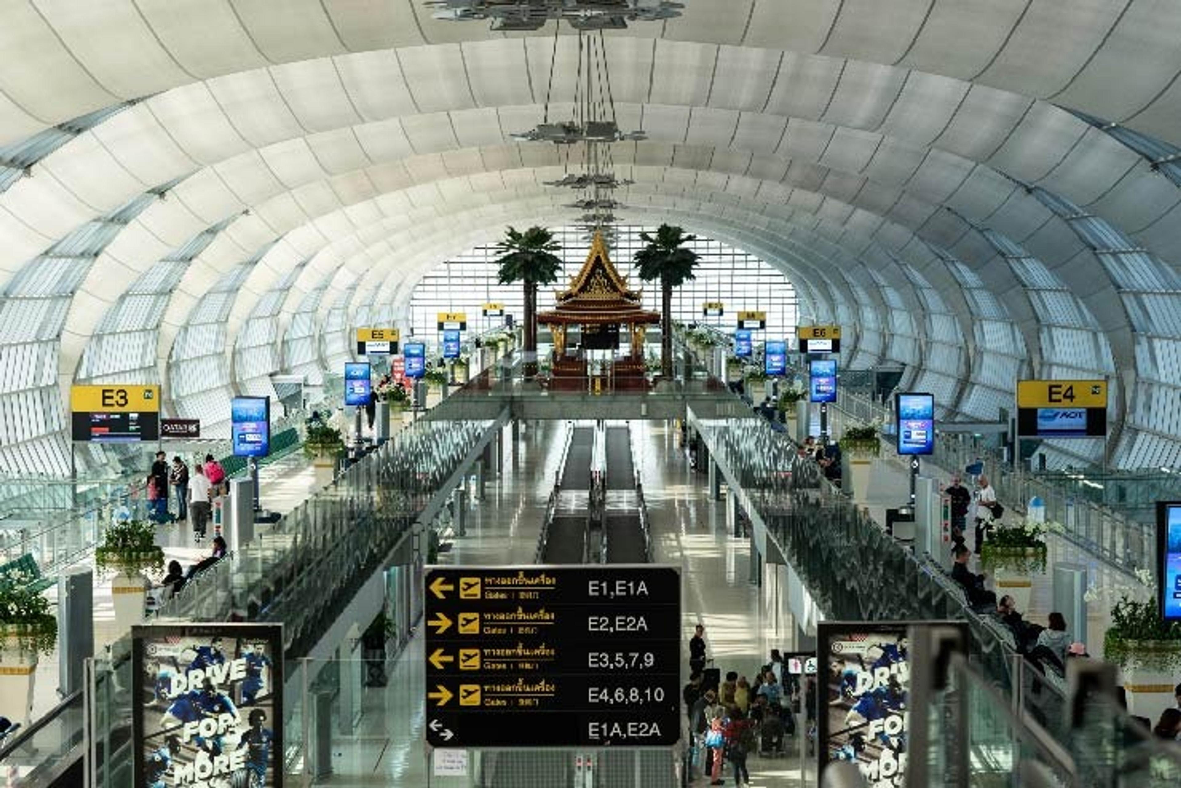 How to survive long layovers and make the most of your stopovers